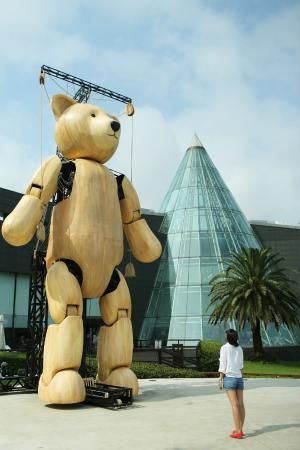 Di Teddy Bear Museum yang berada di Jungmun Resort di Jeju island ini kita akan diperkenalkan dengan segala boneka Teddy Bear yang memakai atribut dari seluruh penjuru dunia